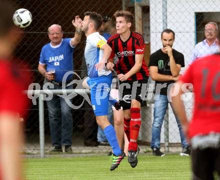 Fussball Kaerntner Liga. St. Jakob im Rosental gegen Kraig. Roman Struger,  (St. Jakob), Patrick Rene Striednig (Kraig). St. Jakob, am 12.8.2017.
Foto: Kuess
---
pressefotos, pressefotografie, kuess, qs, qspictures, sport, bild, bilder, bilddatenbank