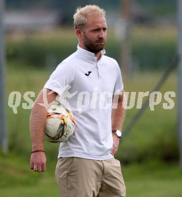Fussball Kaerntner Liga. St. Jakob im Rosental gegen Kraig. Trainer Raphael Groinig (Kraig). St. Jakob, am 12.8.2017.
Foto: Kuess
---
pressefotos, pressefotografie, kuess, qs, qspictures, sport, bild, bilder, bilddatenbank