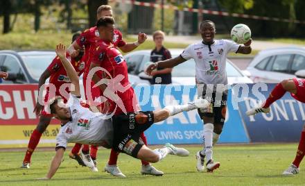 Fussball Tipico Bundesliga. RZ Pellets WAC gegen SKN St. Poelten. Boris Huettenbrenner, Issiaka Ouedraogo,  (WAC), Devante James Parker (St. Poelten). Wolfsberg, am  26.8.2017.
Foto: Kuess

---
pressefotos, pressefotografie, kuess, qs, qspictures, sport, bild, bilder, bilddatenbank