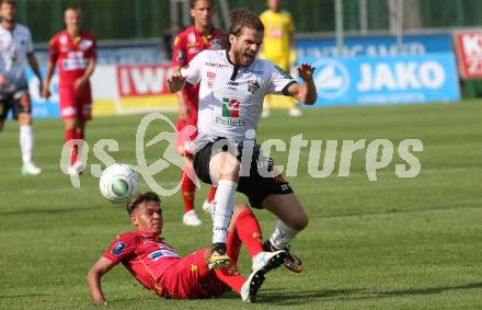 Fussball Tipico Bundesliga. RZ Pellets WAC gegen SKN St. Poelten. Thomas Zuendel,  (WAC), Devante James Parker (St. Poelten). Wolfsberg, am  26.8.2017.
Foto: Kuess

---
pressefotos, pressefotografie, kuess, qs, qspictures, sport, bild, bilder, bilddatenbank