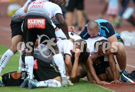Fussball Tipico Bundesliga. RZ Pellets WAC gegen SKN St. Poelten. Torjubel Bernd Gschweidl, Stephan Palla, Daniel Offenbacher, Dever Akeem Orgill, Nemanja Rnic (WAC). Wolfsberg, am  26.8.2017.
Foto: Kuess

---
pressefotos, pressefotografie, kuess, qs, qspictures, sport, bild, bilder, bilddatenbank