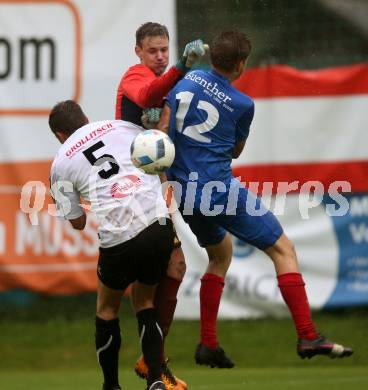 Fussball 1. Klasse A. Gmuend gegen Oberlienz. Joseph Armin Gansger, Fritz Oberbucher (Gmuend), Julian Nikolaus Gomig (Oberlienz). Gmuend, am 2.9.2017.
Foto: Kuess
---
pressefotos, pressefotografie, kuess, qs, qspictures, sport, bild, bilder, bilddatenbank