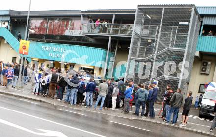 EBEL. Eishockey Bundesliga. EC VSV gegen Moser Medical Graz99ers.  Fans. Warteschlange vor der Kassa.. Villach, am 10.9.2017.
Foto: Kuess 


---
pressefotos, pressefotografie, kuess, qs, qspictures, sport, bild, bilder, bilddatenbank