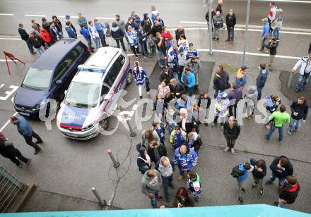 EBEL. Eishockey Bundesliga. EC VSV gegen Moser Medical Graz99ers.  Fans. Warteschlange vor der Kassa.. Villach, am 10.9.2017.
Foto: Kuess 


---
pressefotos, pressefotografie, kuess, qs, qspictures, sport, bild, bilder, bilddatenbank