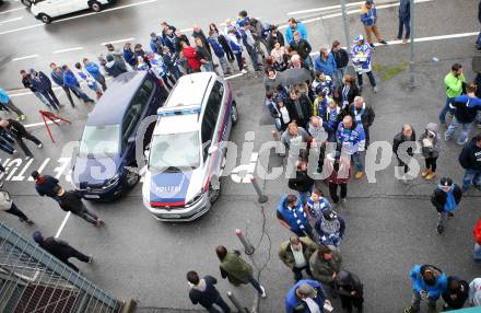EBEL. Eishockey Bundesliga. EC VSV gegen Moser Medical Graz99ers. Fans. Warteschlange vor der Kassa. Villach, am 10.9.2017.
Foto: Kuess 


---
pressefotos, pressefotografie, kuess, qs, qspictures, sport, bild, bilder, bilddatenbank