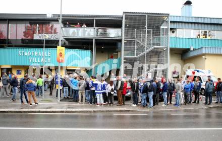 EBEL. Eishockey Bundesliga. EC VSV gegen Moser Medical Graz99ers.  Fans. Warteschlange vor der Kassa.. Villach, am 10.9.2017.
Foto: Kuess 


---
pressefotos, pressefotografie, kuess, qs, qspictures, sport, bild, bilder, bilddatenbank