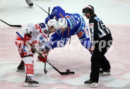 EBEL. Eishockey Bundesliga. EC VSV gegen KAC. Andrew Sarauer,  (VSV), Thomas Koch (KAC). Villach, am 19.9.2017.
Foto: Kuess 


---
pressefotos, pressefotografie, kuess, qs, qspictures, sport, bild, bilder, bilddatenbank