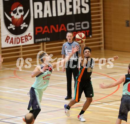 Basketball 2. Bundesliga. Grunddurchgang. 1. Runde. Villach Raiders gegen Basket Flames. Ales Primc,  (Villach), Michael Lanator (Basket Flames). Villach, am 24.9.2017.
Foto: Kuess
---
pressefotos, pressefotografie, kuess, qs, qspictures, sport, bild, bilder, bilddatenbank