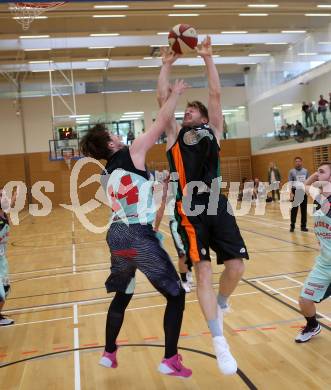 Basketball 2. Bundesliga. Grunddurchgang. 1. Runde. Villach Raiders gegen Basket Flames. Christof Gspandl,  (Villach), Max Huebner (Basket Flames). Villach, am 24.9.2017.
Foto: Kuess
---
pressefotos, pressefotografie, kuess, qs, qspictures, sport, bild, bilder, bilddatenbank