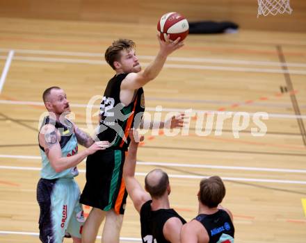 Basketball 2. Bundesliga. Grunddurchgang. 1. Runde. Villach Raiders gegen Basket Flames. Nino Gross,  (Villach), Max Huebner (Basket Flames). Villach, am 24.9.2017.
Foto: Kuess
---
pressefotos, pressefotografie, kuess, qs, qspictures, sport, bild, bilder, bilddatenbank