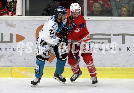 EBEL. Eishockey Bundesliga. KAC gegen 	EHC Liwest Black Wings Linz. Thomas Koch,  (KAC), Fabio Hofer (Linz). Klagenfurt, am 28.9.2017.
Foto: Kuess

---
pressefotos, pressefotografie, kuess, qs, qspictures, sport, bild, bilder, bilddatenbank