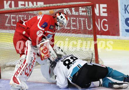 EBEL. Eishockey Bundesliga. KAC gegen 	EHC Liwest Black Wings Linz. David Madlehner, (KAC), Dan Dasilva (Linz). Klagenfurt, am 28.9.2017.
Foto: Kuess

---
pressefotos, pressefotografie, kuess, qs, qspictures, sport, bild, bilder, bilddatenbank