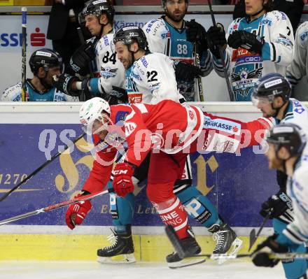 EBEL. Eishockey Bundesliga. KAC gegen 	EHC Liwest Black Wings Linz. Jamie Lundmark, (KAC), Jakob Charles Dowell (Linz). Klagenfurt, am 28.9.2017.
Foto: Kuess

---
pressefotos, pressefotografie, kuess, qs, qspictures, sport, bild, bilder, bilddatenbank