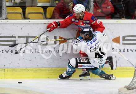 EBEL. Eishockey Bundesliga. KAC gegen 	EHC Liwest Black Wings Linz. Stefan Geier,  (KAC), Mario Altmann (Linz). Klagenfurt, am 28.9.2017.
Foto: Kuess

---
pressefotos, pressefotografie, kuess, qs, qspictures, sport, bild, bilder, bilddatenbank