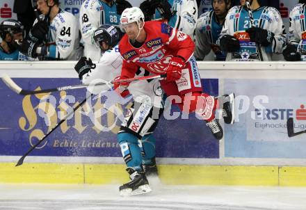 EBEL. Eishockey Bundesliga. KAC gegen 	EHC Liwest Black Wings Linz. Jamie Lundmark, (KAC), Jakob Charles Dowell (Linz). Klagenfurt, am 28.9.2017.
Foto: Kuess

---
pressefotos, pressefotografie, kuess, qs, qspictures, sport, bild, bilder, bilddatenbank