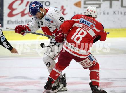 EBEL. Eishockey Bundesliga. KAC gegen 	HC TWK Innsbruck. Thomas Koch, (KAC), Tyler Spurgeon (Innsbruck). Klagenfurt, am 1.10.2017.
Foto: Kuess

---
pressefotos, pressefotografie, kuess, qs, qspictures, sport, bild, bilder, bilddatenbank