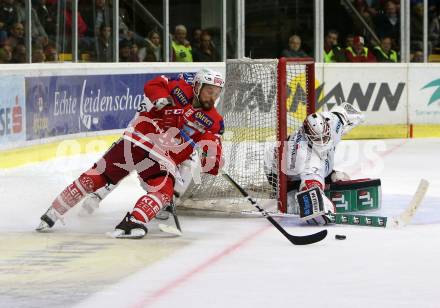 EBEL. Eishockey Bundesliga. KAC gegen 	HC TWK Innsbruck. Thomas Koch,  (KAC), Patrik Nechvatal (Innsbruck). Klagenfurt, am 1.10.2017.
Foto: Kuess

---
pressefotos, pressefotografie, kuess, qs, qspictures, sport, bild, bilder, bilddatenbank