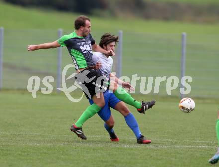 Fussball. Kaerntner Liga. Kraig gegen Feldkirchen. 	Christian Groinig (Kraig),  Sandro Struckl (Feldkirchen), Kraig, 30.9.2017.
Foto: Kuess
---
pressefotos, pressefotografie, kuess, qs, qspictures, sport, bild, bilder, bilddatenbank