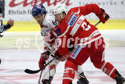 EBEL. Eishockey Bundesliga. KAC gegen 	HC TWK Innsbruck. Matthew Neal, (KAC), Ondrej Sedivy (Innsbruck). Klagenfurt, am 1.10.2017.
Foto: Kuess

---
pressefotos, pressefotografie, kuess, qs, qspictures, sport, bild, bilder, bilddatenbank