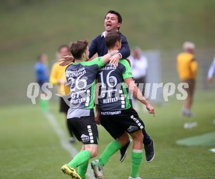 Fussball. Kaerntner Liga. Kraig gegen Feldkirchen. Torjubel Sebastian Hertelt, Philipp Wisotzky, Trainer Auron Miloti (Feldkirchen), Kraig, 30.9.2017.
Foto: Kuess
---
pressefotos, pressefotografie, kuess, qs, qspictures, sport, bild, bilder, bilddatenbank