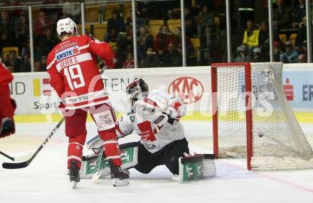 EBEL. Eishockey Bundesliga. KAC gegen 	HC TWK Innsbruck. Stefan Geier, (KAC), Patrik Nechvatal (Innsbruck). Klagenfurt, am 1.10.2017.
Foto: Kuess

---
pressefotos, pressefotografie, kuess, qs, qspictures, sport, bild, bilder, bilddatenbank