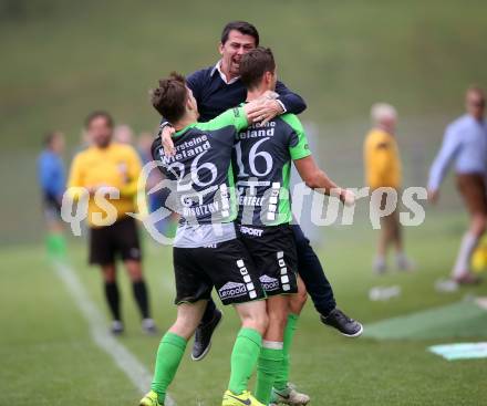 Fussball. Kaerntner Liga. Kraig gegen Feldkirchen. Torjubel Sebastian Hertelt, Philipp Wisotzky, Trainer Auron Miloti (Feldkirchen), Kraig, 30.9.2017.
Foto: Kuess
---
pressefotos, pressefotografie, kuess, qs, qspictures, sport, bild, bilder, bilddatenbank