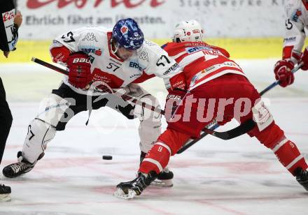 EBEL. Eishockey Bundesliga. KAC gegen 	HC TWK Innsbruck. Matthew Neal, (KAC), Andrew Clark (Innsbruck). Klagenfurt, am 1.10.2017.
Foto: Kuess

---
pressefotos, pressefotografie, kuess, qs, qspictures, sport, bild, bilder, bilddatenbank