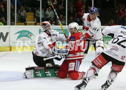 EBEL. Eishockey Bundesliga. KAC gegen 	HC TWK Innsbruck. Stefan Geier, (KAC),  Patrik Nechvatal, Sacha Guimond (Innsbruck). Klagenfurt, am 1.10.2017.
Foto: Kuess

---
pressefotos, pressefotografie, kuess, qs, qspictures, sport, bild, bilder, bilddatenbank