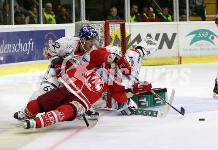 EBEL. Eishockey Bundesliga. KAC gegen 	HC TWK Innsbruck. Thomas Koch,  (KAC), Kevin Wehrs, Patrik Nechvatal (Innsbruck). Klagenfurt, am 1.10.2017.
Foto: Kuess

---
pressefotos, pressefotografie, kuess, qs, qspictures, sport, bild, bilder, bilddatenbank