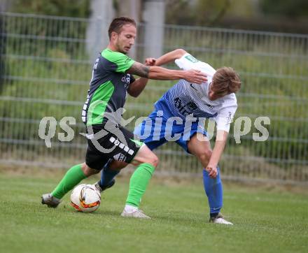 Fussball. Kaerntner Liga. Kraig gegen Feldkirchen. Paul Andreas Feichter (Kraig), Michael Kulnik (Feldkirchen), Kraig, 30.9.2017.
Foto: Kuess
---
pressefotos, pressefotografie, kuess, qs, qspictures, sport, bild, bilder, bilddatenbank