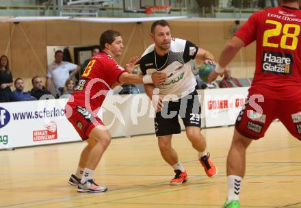HLA. Handball Liga Austria SC Ferlach gegen UHK Krems. Boris Vodisek (Ferlach), Guenther Walzer (Krems). Ferlach, am 3.10.2017.
Foto: Kuess
---
pressefotos, pressefotografie, kuess, qs, qspictures, sport, bild, bilder, bilddatenbank