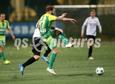 Fussball. Kaerntner Liga. Spittal gegen FC Lendorf. Arnes Besic (Spittal), Andreas Marco Allmayer (Lendorf). Spittal, 6.10.2017.
Foto: Kuess
---
pressefotos, pressefotografie, kuess, qs, qspictures, sport, bild, bilder, bilddatenbank