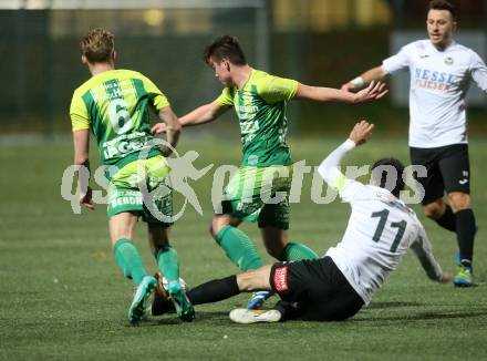Fussball. Kaerntner Liga. Spittal gegen FC Lendorf. Dejan Kecanovic (Spittal), Daniel Heinrich Leitner, Florian Pingist (Lendorf). Spittal, 6.10.2017.
Foto: Kuess
---
pressefotos, pressefotografie, kuess, qs, qspictures, sport, bild, bilder, bilddatenbank