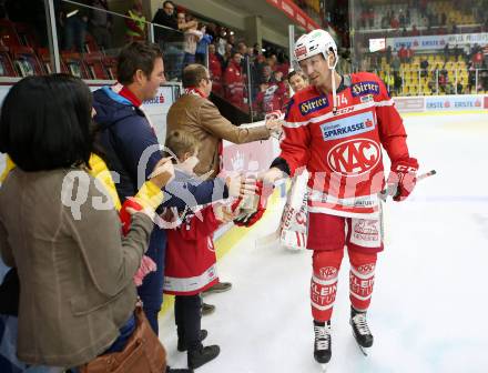 EBEL. Eishockey Bundesliga. KAC gegen 	Fehervar AV 19. Jamie Lundmark, Fans (KAC). Klagenfurt, am 8.10.2017.
Foto: Kuess

---
pressefotos, pressefotografie, kuess, qs, qspictures, sport, bild, bilder, bilddatenbank