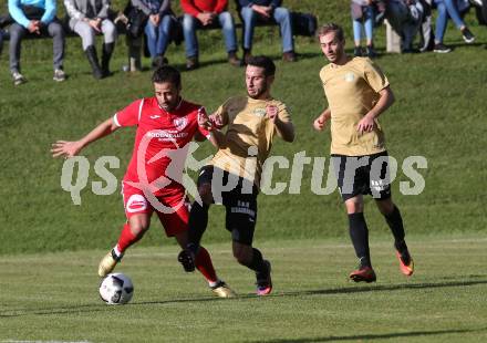 Fussball. Kaerntner Liga. Koettmannsdorf gegen ATUS Ferlach. Christopher Sallinger, Christian Schimmel (Koettmannsdorf), Abian Jose Serrano Davila (ATUS Ferlach). Koettmannsdorf, 8.10.2017.
Foto: Kuess
---
pressefotos, pressefotografie, kuess, qs, qspictures, sport, bild, bilder, bilddatenbank
