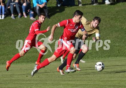 Fussball. Kaerntner Liga. Koettmannsdorf gegen ATUS Ferlach. Stephan Borovnik (Koettmannsdorf), Lukas Jaklitsch  (ATUS Ferlach). Koettmannsdorf, 8.10.2017.
Foto: Kuess
---
pressefotos, pressefotografie, kuess, qs, qspictures, sport, bild, bilder, bilddatenbank