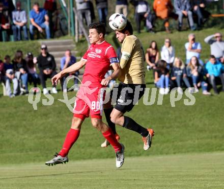 Fussball. Kaerntner Liga. Koettmannsdorf gegen ATUS Ferlach. Stephan Borovnik (Koettmannsdorf), Lukas Jaklitsch  (ATUS Ferlach). Koettmannsdorf, 8.10.2017.
Foto: Kuess
---
pressefotos, pressefotografie, kuess, qs, qspictures, sport, bild, bilder, bilddatenbank