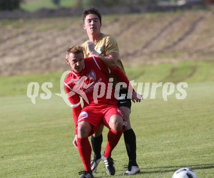 Fussball. Kaerntner Liga. Koettmannsdorf gegen ATUS Ferlach. Philipp Gatti (Koettmannsdorf), 	Dejan Kern (ATUS Ferlach). Koettmannsdorf, 8.10.2017.
Foto: Kuess
---
pressefotos, pressefotografie, kuess, qs, qspictures, sport, bild, bilder, bilddatenbank
