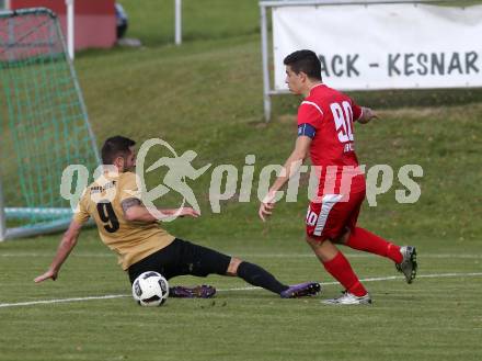 Fussball. Kaerntner Liga. Koettmannsdorf gegen ATUS Ferlach. Christopher Sallinger (Koettmannsdorf), Lukas Jaklitsch  (ATUS Ferlach). Koettmannsdorf, 8.10.2017.
Foto: Kuess
---
pressefotos, pressefotografie, kuess, qs, qspictures, sport, bild, bilder, bilddatenbank