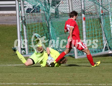 Fussball. Kaerntner Liga. Koettmannsdorf gegen ATUS Ferlach. Markus Glaenzer (Koettmannsdorf), Jakob Orgonyi (ATUS Ferlach). Koettmannsdorf, 8.10.2017.
Foto: Kuess
---
pressefotos, pressefotografie, kuess, qs, qspictures, sport, bild, bilder, bilddatenbank