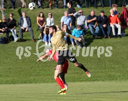 Fussball. Kaerntner Liga. Koettmannsdorf gegen ATUS Ferlach. Stephan Borovnik (Koettmannsdorf), Jakob Orgonyi (ATUS Ferlach). Koettmannsdorf, 8.10.2017.
Foto: Kuess
---
pressefotos, pressefotografie, kuess, qs, qspictures, sport, bild, bilder, bilddatenbank