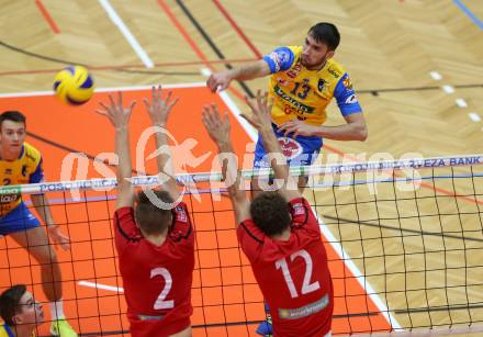 AVL. Volleyball. Volley League Men. SK Posojilnica Aich Dob gegen VBK Woerthersee Loewen Klagenfurt. Lukasz Wiese (Aich Dob), David Marius Petschnig, Markus Franz Schloffer (Klagenfurt). Bleiburg, am 11.10.2017.
Foto: Kuess
---
pressefotos, pressefotografie, kuess, qs, qspictures, sport, bild, bilder, bilddatenbank