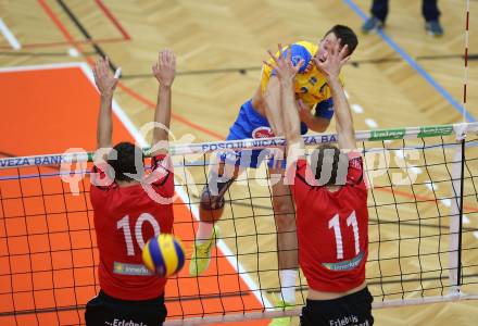 AVL. Volleyball. Volley League Men. SK Posojilnica Aich Dob gegen VBK Woerthersee Loewen Klagenfurt.  Michal Petras, (Aich Dob), Simon Baldauf, Malte Niklas Neubert  (Klagenfurt). Bleiburg, am 11.10.2017.
Foto: Kuess
---
pressefotos, pressefotografie, kuess, qs, qspictures, sport, bild, bilder, bilddatenbank
