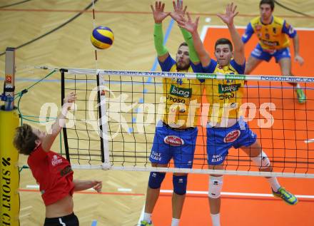 AVL. Volleyball. Volley League Men. SK Posojilnica Aich Dob gegen VBK Woerthersee Loewen Klagenfurt. Jan Krol, Mario Koncilja (Aich Dob), Felix Friedl (Klagenfurt). Bleiburg, am 11.10.2017.
Foto: Kuess
---
pressefotos, pressefotografie, kuess, qs, qspictures, sport, bild, bilder, bilddatenbank