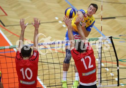 AVL. Volleyball. Volley League Men. SK Posojilnica Aich Dob gegen VBK Woerthersee Loewen Klagenfurt. Michal Petras (Aich Dob), Simon Baldauf, Markus Franz Schloffer (Klagenfurt). Bleiburg, am 11.10.2017.
Foto: Kuess
---
pressefotos, pressefotografie, kuess, qs, qspictures, sport, bild, bilder, bilddatenbank