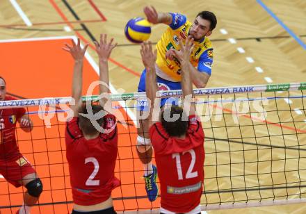AVL. Volleyball. Volley League Men. SK Posojilnica Aich Dob gegen VBK Woerthersee Loewen Klagenfurt. Lukasz Wiese (Aich Dob), David Marius Petschnig, Markus Franz Schloffer (Klagenfurt). Bleiburg, am 11.10.2017.
Foto: Kuess
---
pressefotos, pressefotografie, kuess, qs, qspictures, sport, bild, bilder, bilddatenbank