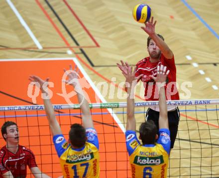 AVL. Volleyball. Volley League Men. SK Posojilnica Aich Dob gegen VBK Woerthersee Loewen Klagenfurt. Mario Koncilja, David Miche (Aich Dob), Markus Franz Schloffer (Klagenfurt). Bleiburg, am 11.10.2017.
Foto: Kuess
---
pressefotos, pressefotografie, kuess, qs, qspictures, sport, bild, bilder, bilddatenbank