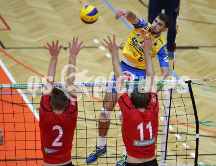 AVL. Volleyball. Volley League Men. SK Posojilnica Aich Dob gegen VBK Woerthersee Loewen Klagenfurt. Lukasz Wiese (Aich Dob), David Marius Petschnig, Malte Niklas Neubert  (Klagenfurt). Bleiburg, am 11.10.2017.
Foto: Kuess
---
pressefotos, pressefotografie, kuess, qs, qspictures, sport, bild, bilder, bilddatenbank