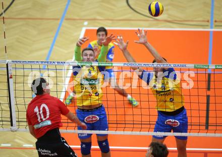 AVL. Volleyball. Volley League Men. SK Posojilnica Aich Dob gegen VBK Woerthersee Loewen Klagenfurt.  Jan Krol, Michal Hruska (Aich Dob), Simon Baldauf  (Klagenfurt). Bleiburg, am 11.10.2017.
Foto: Kuess
---
pressefotos, pressefotografie, kuess, qs, qspictures, sport, bild, bilder, bilddatenbank