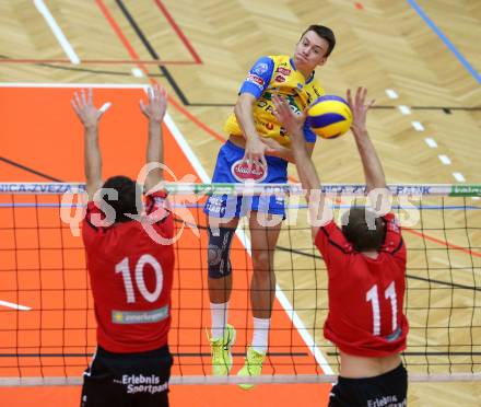 AVL. Volleyball. Volley League Men. SK Posojilnica Aich Dob gegen VBK Woerthersee Loewen Klagenfurt. Michal Petras (Aich Dob), Simon Baldauf, Malte Niklas Neubert (Klagenfurt). Bleiburg, am 11.10.2017.
Foto: Kuess
---
pressefotos, pressefotografie, kuess, qs, qspictures, sport, bild, bilder, bilddatenbank